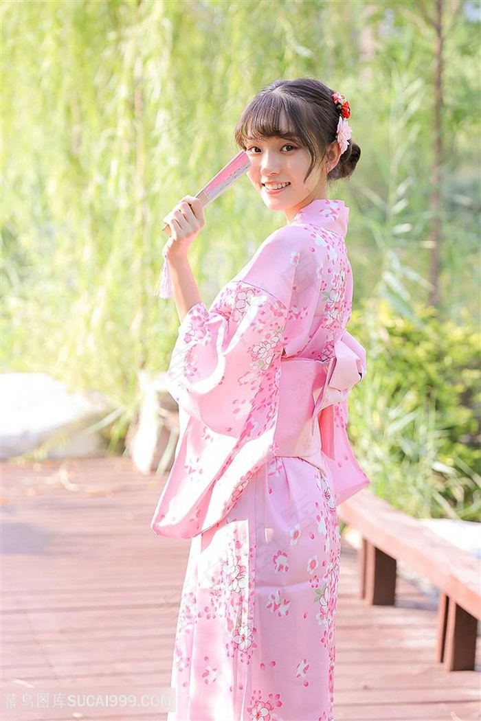 我忘记穿内裤被同桌摸了我一天